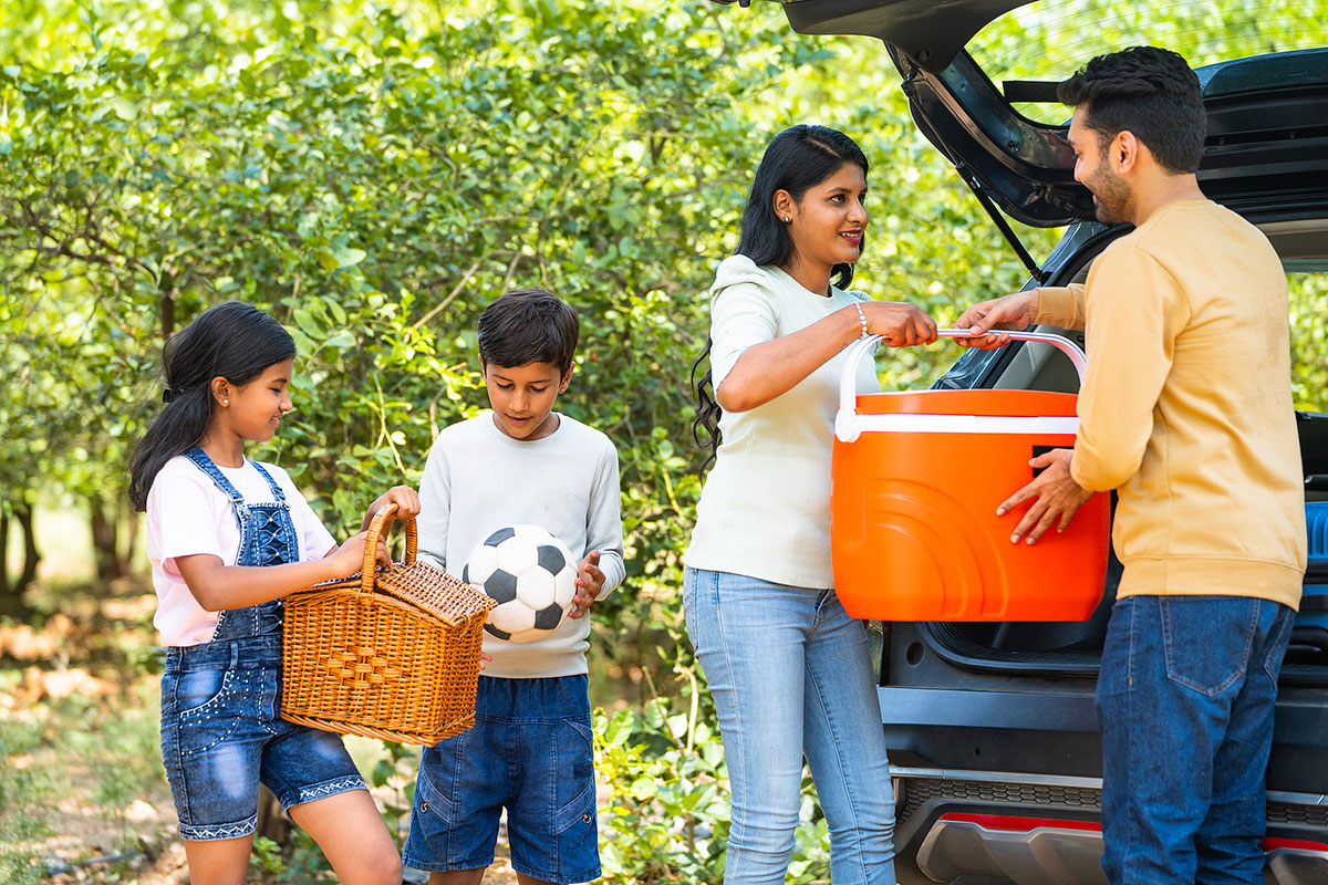 family packing car